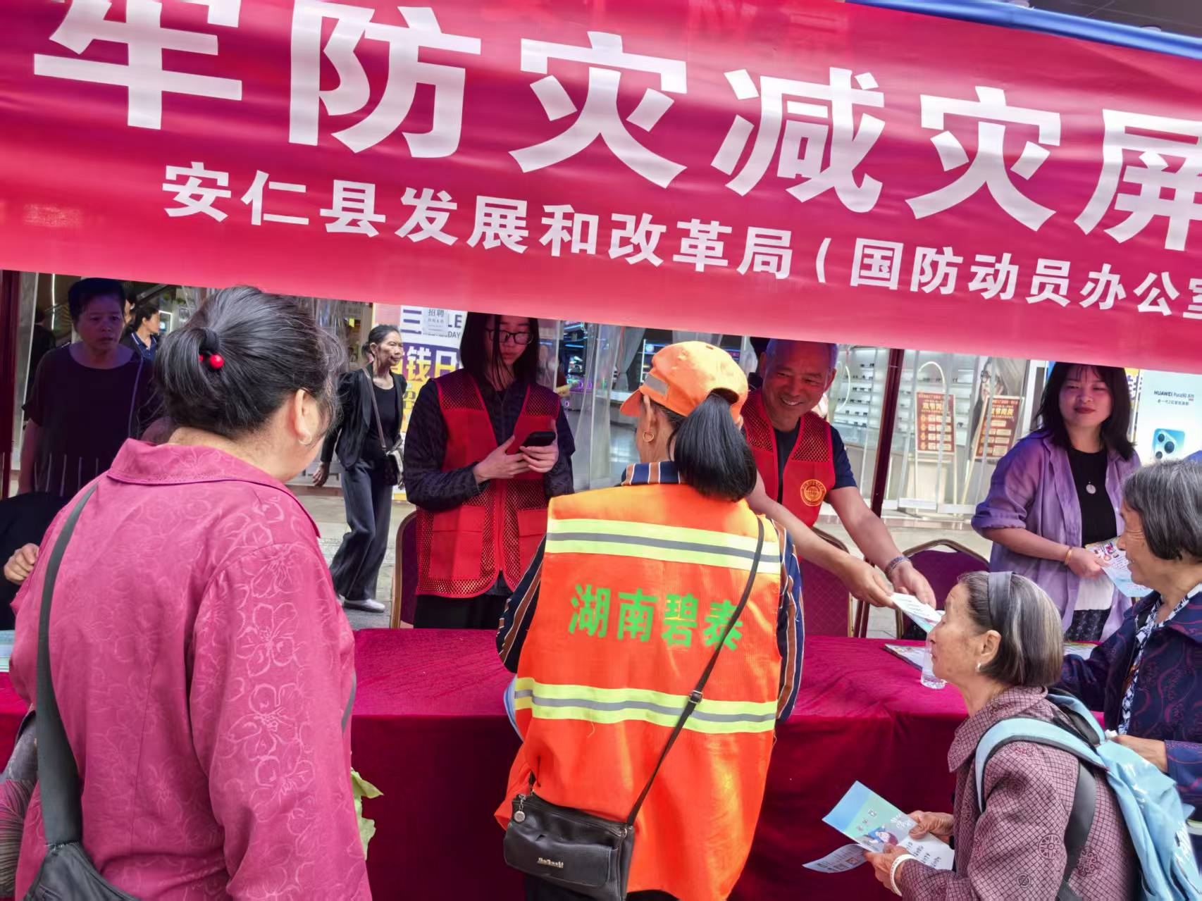 图为安仁县科协工作人员现场演示“科普中国”APP的注册及操作方法1.png